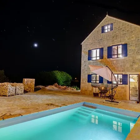 Modern Stone For A Perfect Quiet Villa *