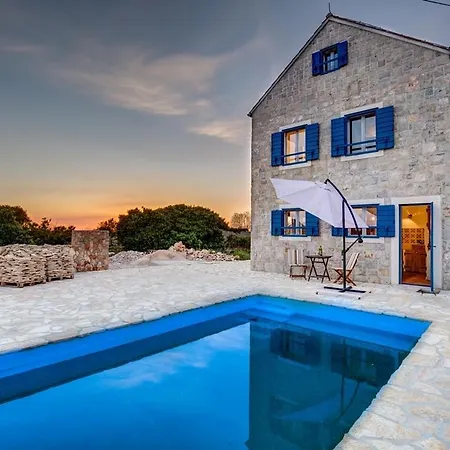 Villa Modern Stone For A Perfect Quiet